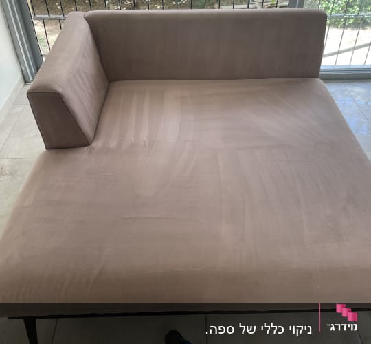 ספה עם צינור ניקוי על רצפה מרוצפת